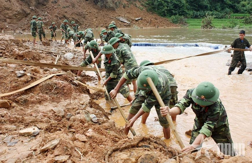 Military units respond to heavy rain in Northern region and Thanh Hoa province